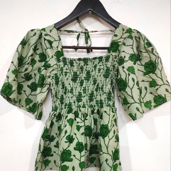 H&M Tops - Green Square Neck Smocked Top 💚